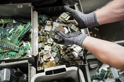How to Maximize Electronic Waste Values for Different People (Disposal/Recycling)
